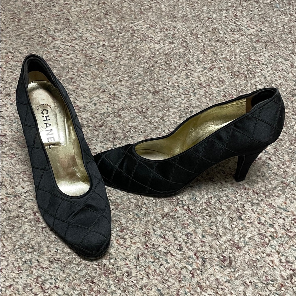 CHANEL satin Diamond Quilted Classic Pumps- vintage - stunning